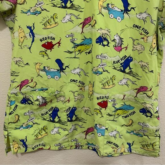DR. SEUSS Scrub Top Womens Small Green One Fish Two Fish Red Fish 🐟  Blue Fish. - Picture 4 of 8
